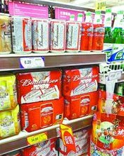 超市的百威貨架，其中有一款正搞促銷