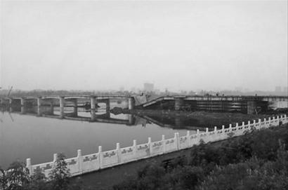 撫順月牙島西跨河大橋昨晚橋板坍塌。 網(wǎng)友供圖