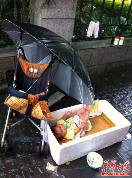 近日，一名女子讓嬰兒淋雨乞討，遭網(wǎng)友曝光，但警方稱(chēng)雙方為母子關(guān)系。 網(wǎng)絡(luò)截圖