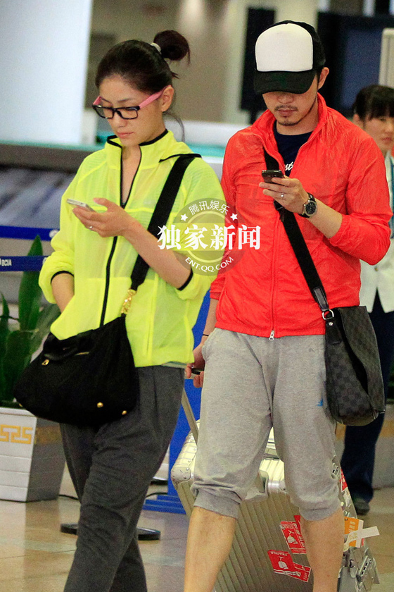 胡可沙溢返京各自玩手機零交流 往日恩愛舉止不再