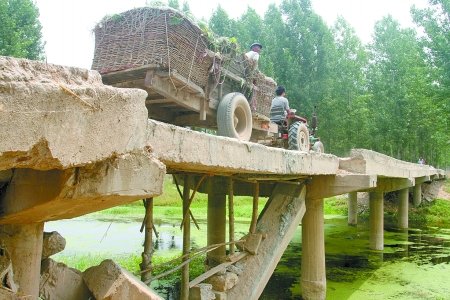 人們經(jīng)過(guò)這座橋時(shí)總是提心吊膽