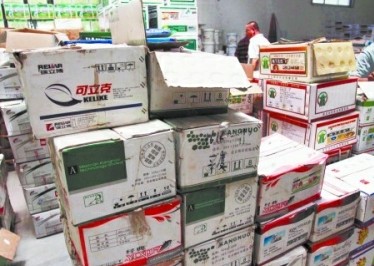 執(zhí)法人員統(tǒng)計(jì)過期農(nóng)藥。