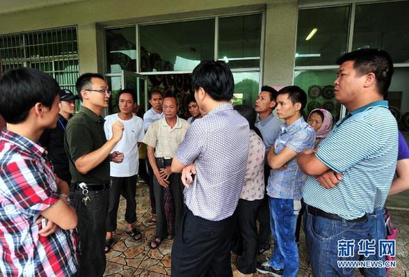 客車翻入深谷17人亡