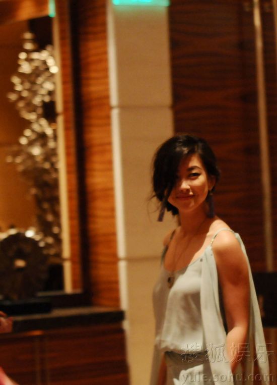 當紅女主播朱珠夜游酒店