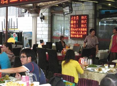 啤酒街日均接兩萬(wàn)顧客人手緊 學(xué)生成打工主力