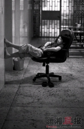 　其他人都睡了，小超一個人呆在走廊。戒毒久了，他的情緒并不穩(wěn)定。戒毒所的趙阿姨說：“他有時候很焦慮，會發(fā)脾氣。”圖/記者楊抒懷