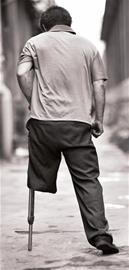 獨(dú)腿破爛王用身體蹬三輪為兒還債 每天賺10元 獨(dú)腿破爛王用身體蹬三輪為兒還債 每天賺10元