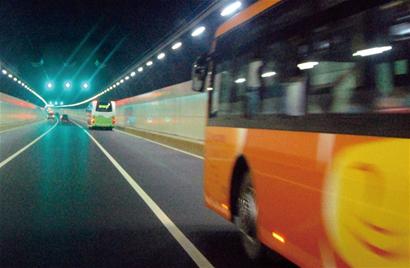 膠州灣大橋海底隧道通車(chē)一周年