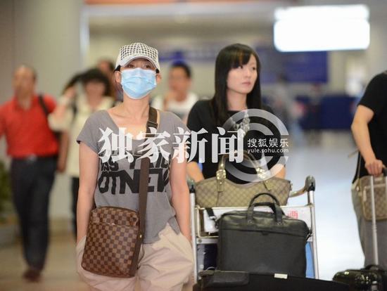 買(mǎi)紅妹返京機(jī)場(chǎng)蹲地抽煙顯不雅 打車回家疑經(jīng)濟(jì)拮據(jù)