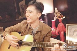 梁朝偉在生日派對表演自彈自唱，逗得在場好友哈哈大笑