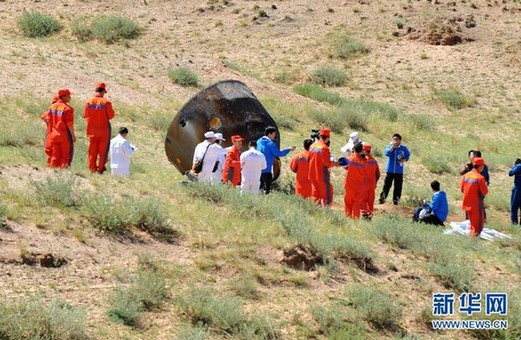 神九返回艙成功著陸　搜救人員進行開艙處置