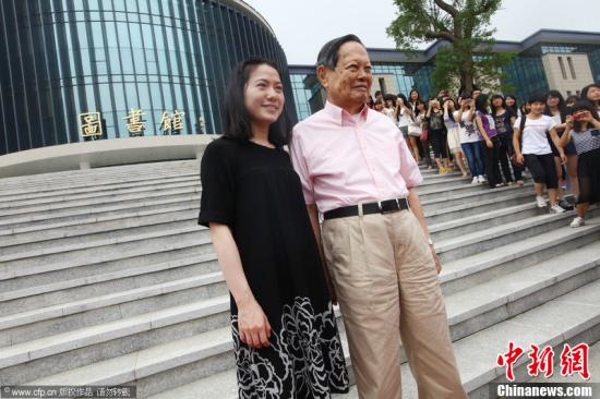 楊振寧、翁帆參觀新落成的圖書館?；浻褦z CFP視覺中國(guó)