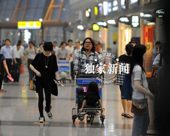 高曉松一家三口機(jī)場(chǎng)秀甜蜜 80后嬌妻扮潮愛女撒嬌