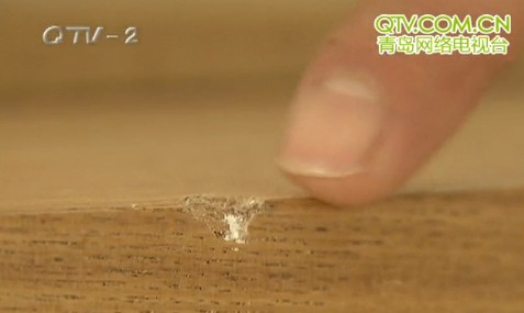 男子1萬(wàn)6買(mǎi)實(shí)木家具3年才知被騙 商家稱桌腿是就算