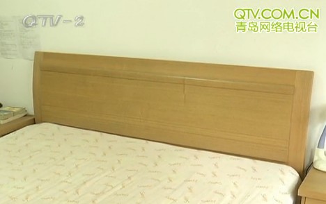 男子1萬(wàn)6買(mǎi)實(shí)木家具3年才知被騙 商家稱桌腿是就算