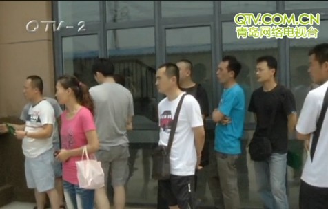 福順嘉苑不按期交房 五六十位業(yè)主圍堵小區(qū)門(mén)