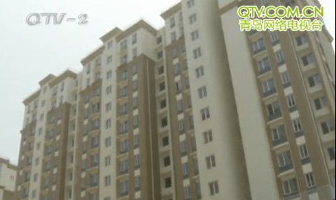 福順嘉苑不按期交房 五六十位業(yè)主圍堵小區(qū)門(mén)