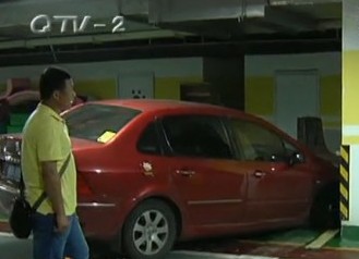 青島新業(yè)廣場(chǎng)停車場(chǎng)藏大坑 缺少篦子卡住車頭