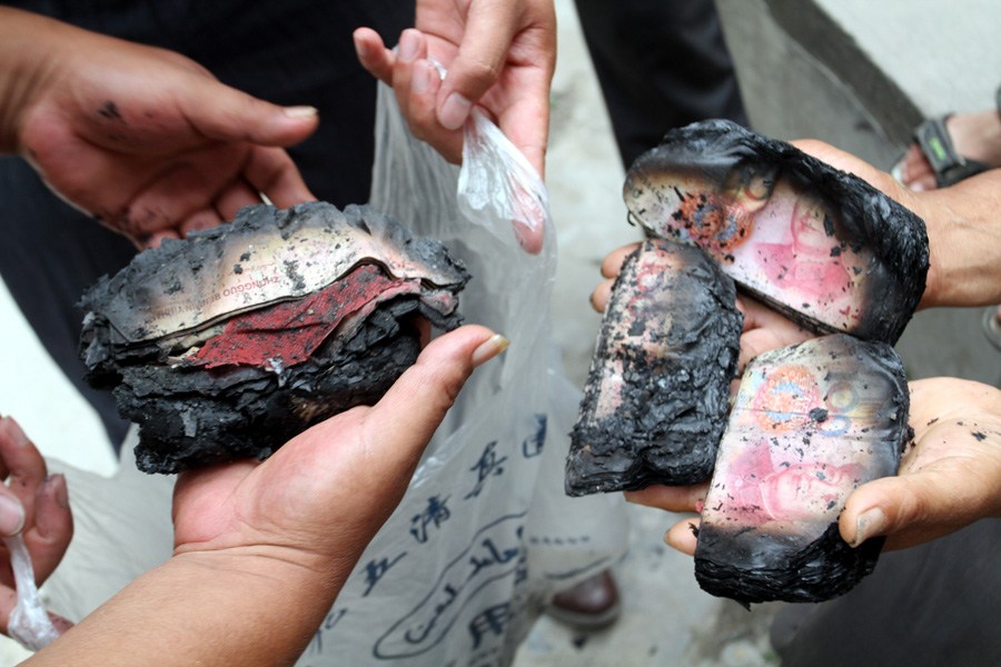 　7月2日上午，商丘，寧陵縣劉樓鄉(xiāng)無(wú)咎屯村村民鄭傳營(yíng)多年的積蓄18.55萬(wàn)被燒成灰燼。