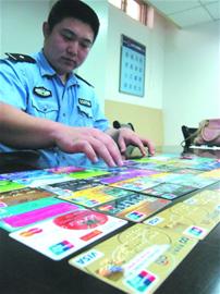 女子賣房賣店狂炒股 辦幾十張信用卡套現(xiàn)百萬 女子賣房賣店狂炒股 辦幾十張信用卡套現(xiàn)百萬