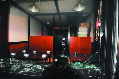 青島小鳳凰沸騰魚館夜起大火 3個(gè)1米高煤氣罐被搶出