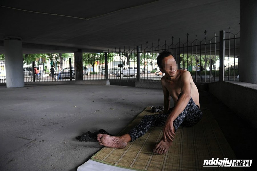 　7月3日晚，廣州市建委工作人員回應(yīng)稱，10年前，為防止流浪漢留宿橋底影響市容，市政園林局建了水泥錐，后來橋底綠化，僅保留極少部分。近幾年早就不新建水泥錐了。圖為在客村立交，來自甘肅的老吳精神有點不正常，這里經(jīng)常躺著幾十個流浪者，他們的衣服晾在橋墩上。