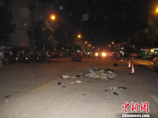 教練車撞9車致1死4傷 教練車撞9車致1死4傷