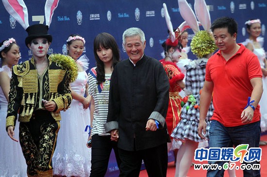 　　眾星現(xiàn)身華鼎獎紅毯