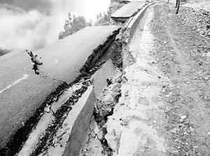 　這條公路才通車兩個(gè)月就出現(xiàn)塌方。