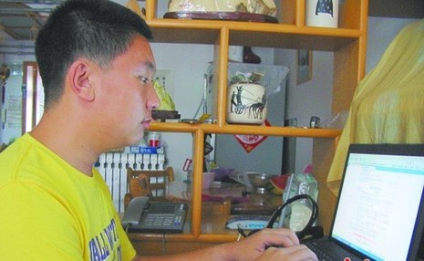 康家赫在網(wǎng)上填報志愿。