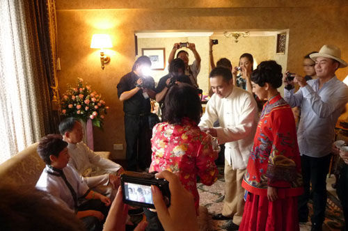 揭秘女星婚禮現(xiàn)場百態(tài) 胡靜老公向其跪行一路