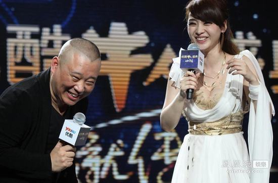 柳巖主持節(jié)目俯身秀豪乳 郭德綱不敢正眼看