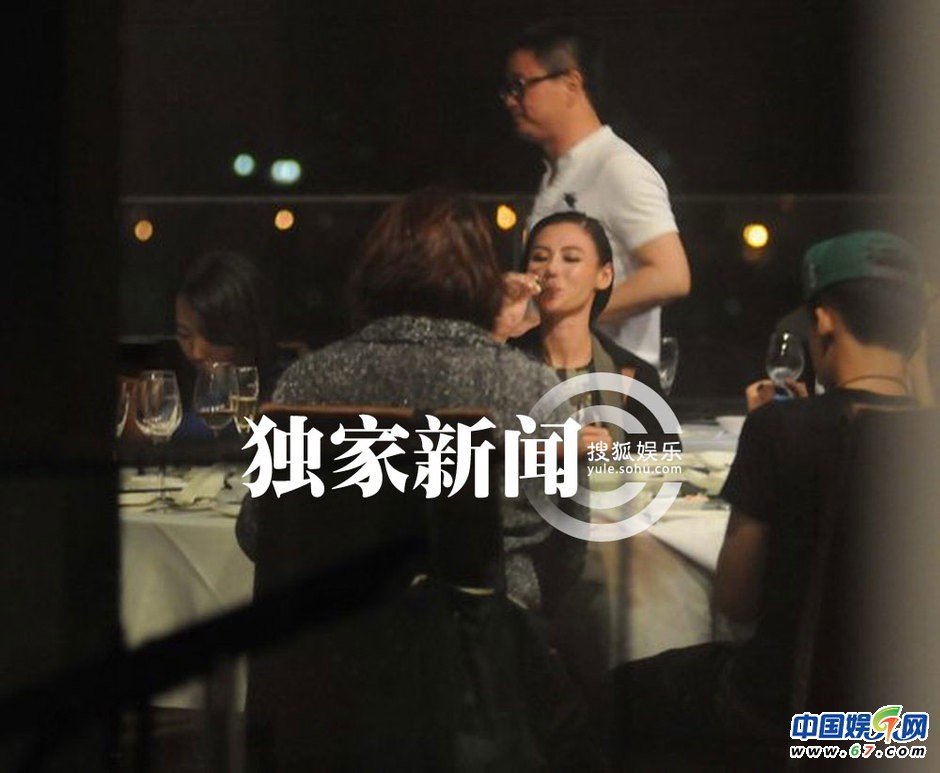 張柏芝高凌風包場聚餐狂笑豪飲 午夜微醉被攙出