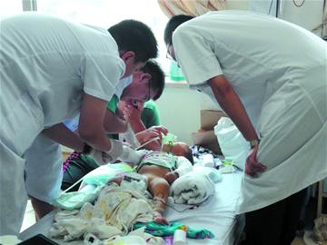 1歲半男孩坐窗臺(tái)玩耍 翻身墜下七樓