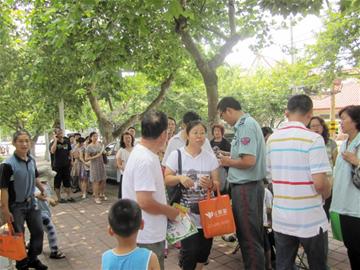 熱點(diǎn)小學(xué)搶號(hào)排隊(duì)擠破門 冷門學(xué)校少人問津 熱點(diǎn)小學(xué)搶號(hào)排隊(duì)擠破門 冷門學(xué)校少人問津