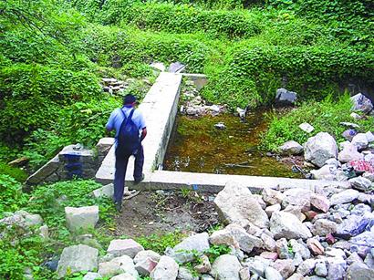青島浮山76歲德建游泳池填滿垃圾 正申請(qǐng)國(guó)家文物保護(hù)