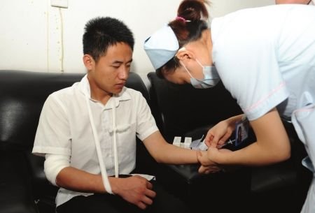 保安徐榮建赤手擋刀時，右手臂受傷。