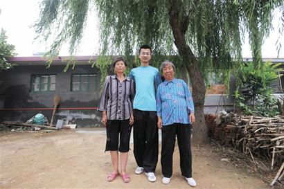 634分寒門(mén)學(xué)子無(wú)錢(qián)上學(xué) 午餐饅頭配咸菜1天生活費(fèi)5元