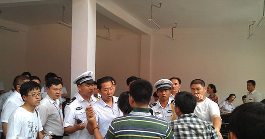 青島偉東幸福之城要求先交錢(qián)后驗(yàn)房 業(yè)主維權(quán)被打