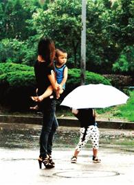 青島雙獨家庭不敢生二胎 孩奴朝5晚12連軸轉1年多花5萬