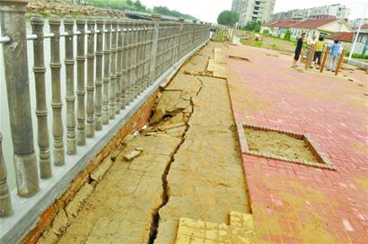 青島膠南現(xiàn)豆腐渣工程 健身廣場建好半月就坍塌遭痛批