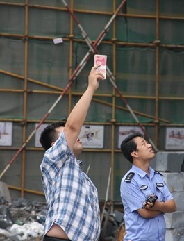 工地欠薪女包工頭爬塔吊自殺 稱給錢也不活