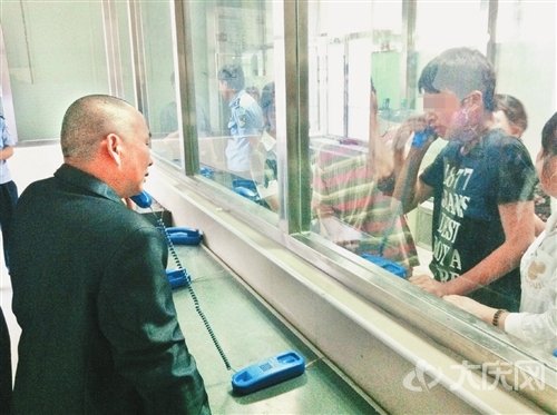 3年未見，父子倆見面時(shí)失聲痛哭