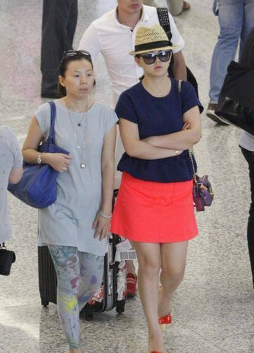 李湘紅藍潮裝扮嫩 抱臂而行“女王”范十足