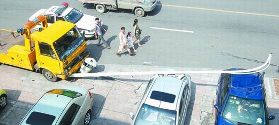 無(wú)牌清障車下坡剎車失靈撞燈桿 無(wú)牌清障車下坡剎車失靈撞燈桿