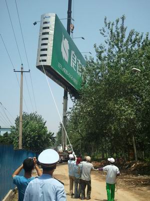 高炮廣告超期公司挖深溝阻撓 高炮廣告超期公司挖深溝阻撓