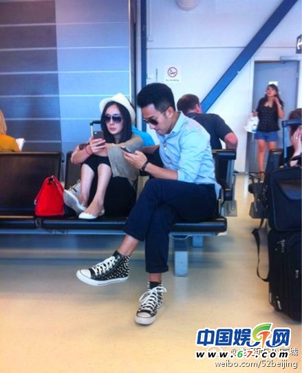 楊冪劉愷威這對情侶檔自從公布戀情后，就時時有新料爆出占據(jù)娛樂版頭條。然而昨日的一張照片卻讓兩人受到不少網(wǎng)友炮轟“沒素質(zhì)”。