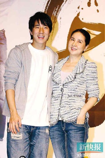 阿仔,野花可以采，但是先找朵家花啦。阿媽,我不就是在努力找家花嘛！(設計對白)