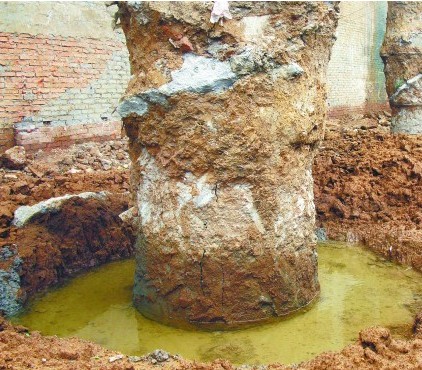 青島魯信長春花園承重柱裸露在外 泡水中現裂痕 青島魯信長春花園承重柱裸露在外 泡水中現裂痕