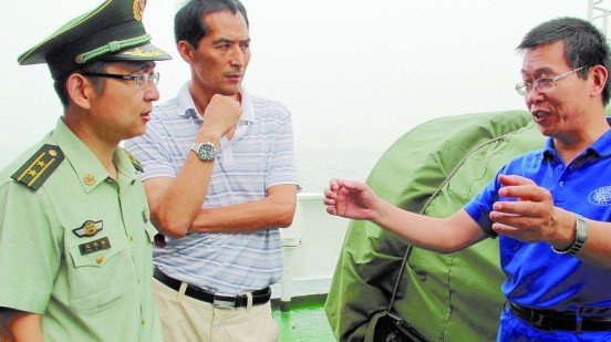 蛟龍?zhí)杽P旋抵青島 帶回海底7000米水樣 蛟龍?zhí)杽P旋抵青島 帶回海底7000米水樣